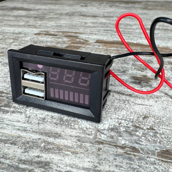 Індикатор заряду акумулятора з вольтметром 12В та 2 USB, цифровий тестер для авто і мото