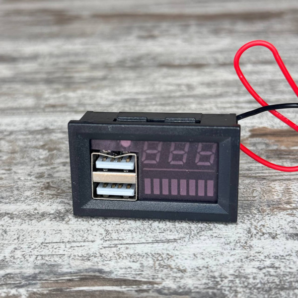 Індикатор заряду акумулятора з вольтметром 12В та 2 USB, цифровий тестер для авто і мото