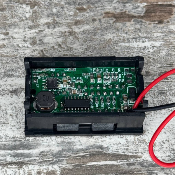 Індикатор заряду акумулятора з вольтметром 12В та 2 USB, цифровий тестер для авто і мото