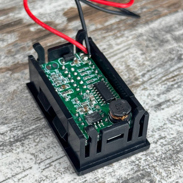 Індикатор заряду акумулятора з вольтметром 12В та 2 USB, цифровий тестер для авто і мото