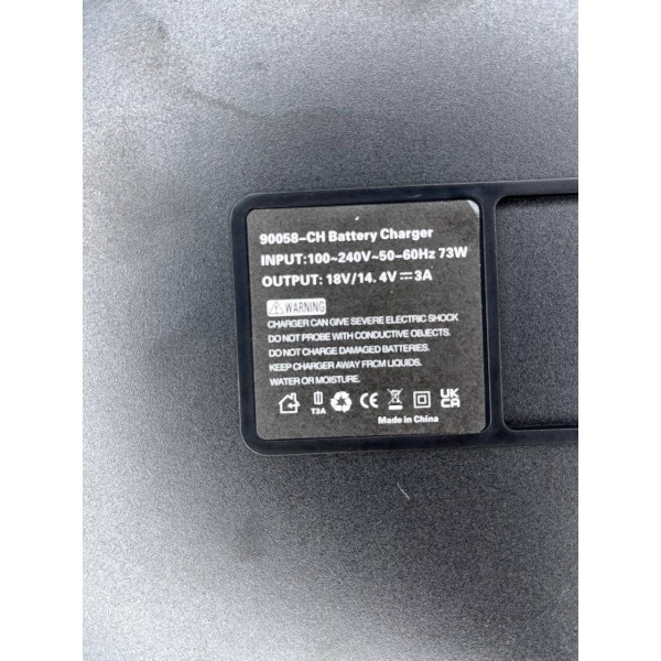 Швидкозарядний пристрій DC18RC для Li-ion акумуляторів 14.4-18В