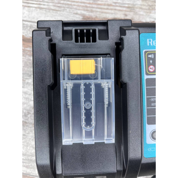 Швидкозарядний пристрій DC18RC для Li-ion акумуляторів 14.4-18В