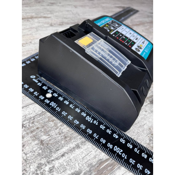 Швидкозарядний пристрій DC18RC для Li-ion акумуляторів 14.4-18В