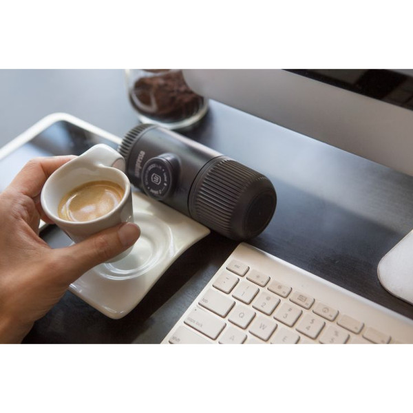Портативна еспресо-кавоварка Wacaco Nanopresso сіра, механічна, для меленої кави