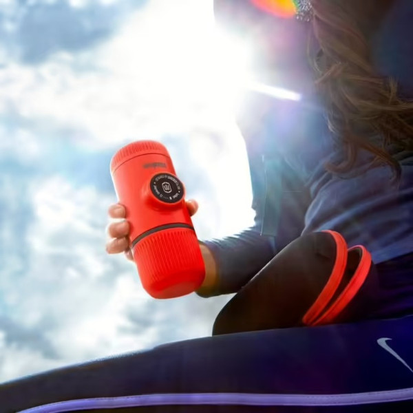 Портативна еспресо-кавоварка Wacaco Nanopresso червона з чохлом, механічна, для меленої кави