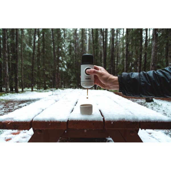 Портативна еспресо-кавоварка Wacaco Nanopresso біла з чохлом, механічна, для меленої кави